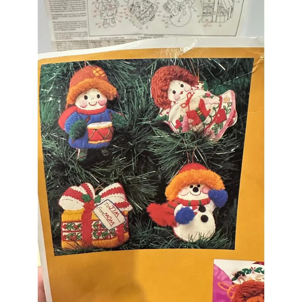 The Creative Circle 2122 Ornament Kit Here comes Christmas by Diana Troup